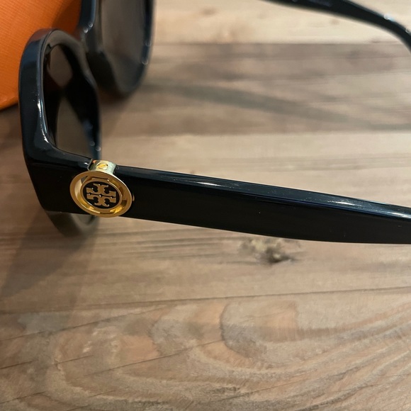 Tory Burch Sunglasses Dark Tortoise - Picture 7 of 8
